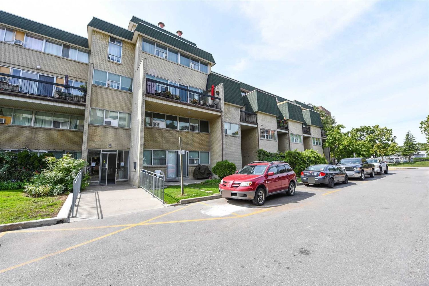 1624 Bloor Street. Mississauga Terrace Condos is located in  Mississauga, Toronto - image #3 of 3
