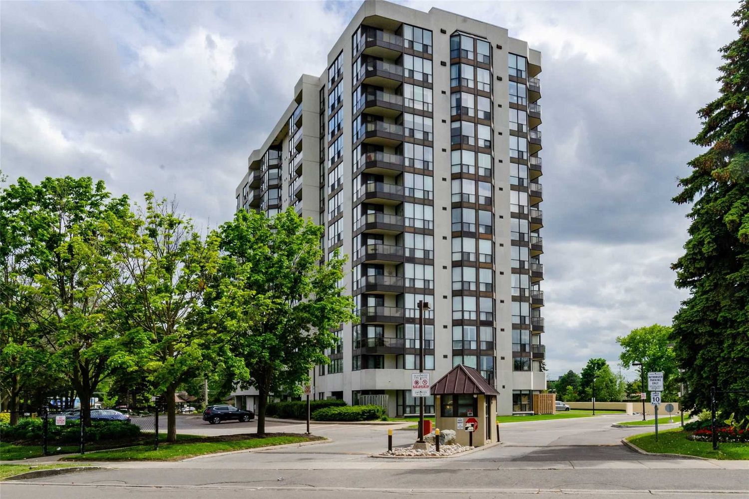 1111 Bough Beeches Boulevard. Orchard Place Condos is located in  Mississauga, Toronto - image #2 of 3