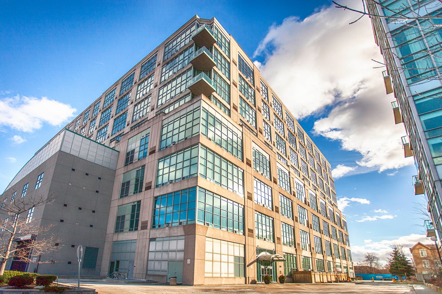 250 Manitoba Street. The Warehouse Lofts | Mystic Pointe is located in  Etobicoke, Toronto - image #1 of 3