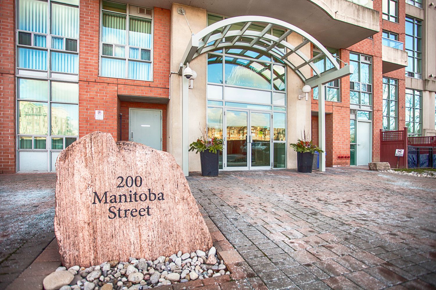 200 Manitoba Street. Mystic Pointe - Skylofts II is located in  Etobicoke, Toronto - image #2 of 3