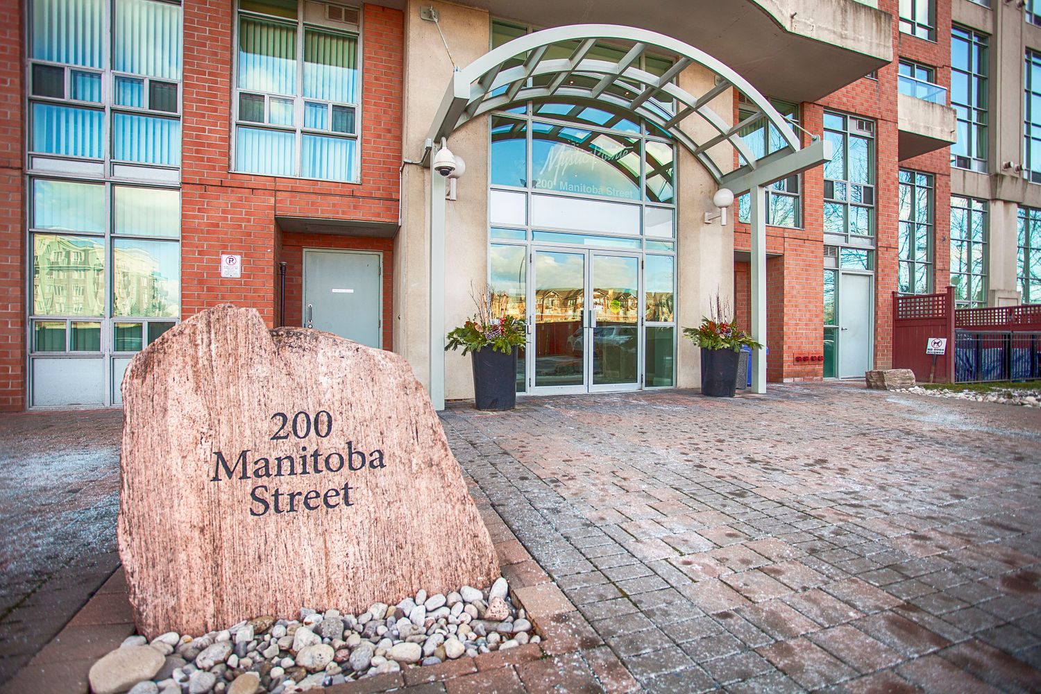 200 Manitoba Street. Mystic Pointe - Skylofts II is located in  Etobicoke, Toronto - image #3 of 3