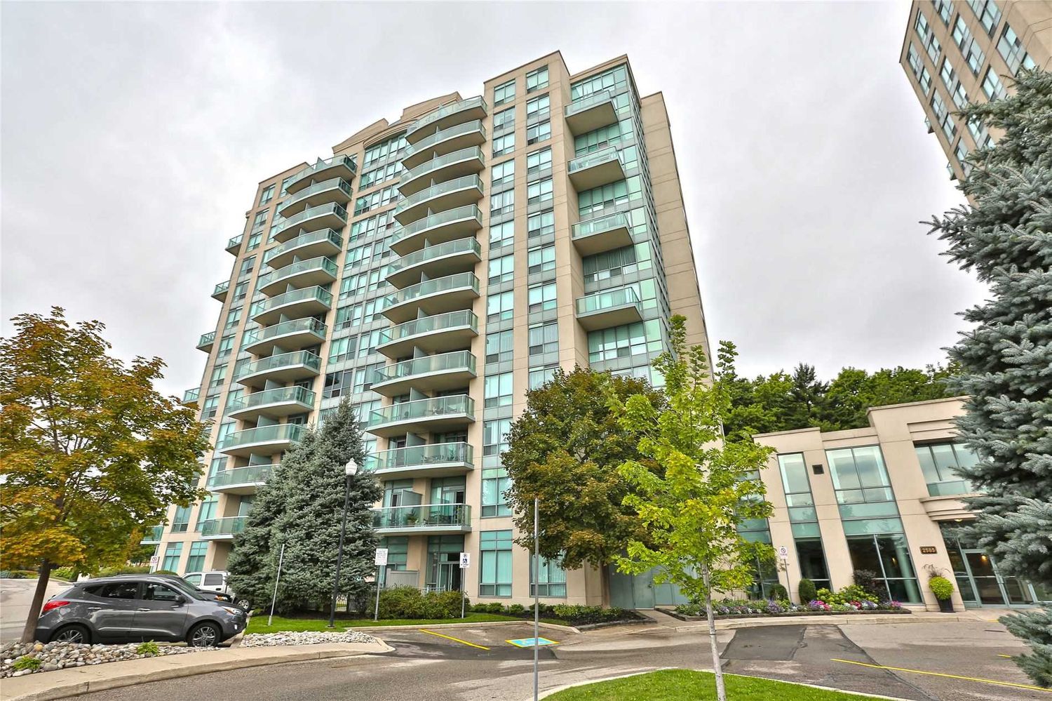 2585 Erin Centre Boulevard. Parkway Place Condos is located in  Mississauga, Toronto - image #1 of 3