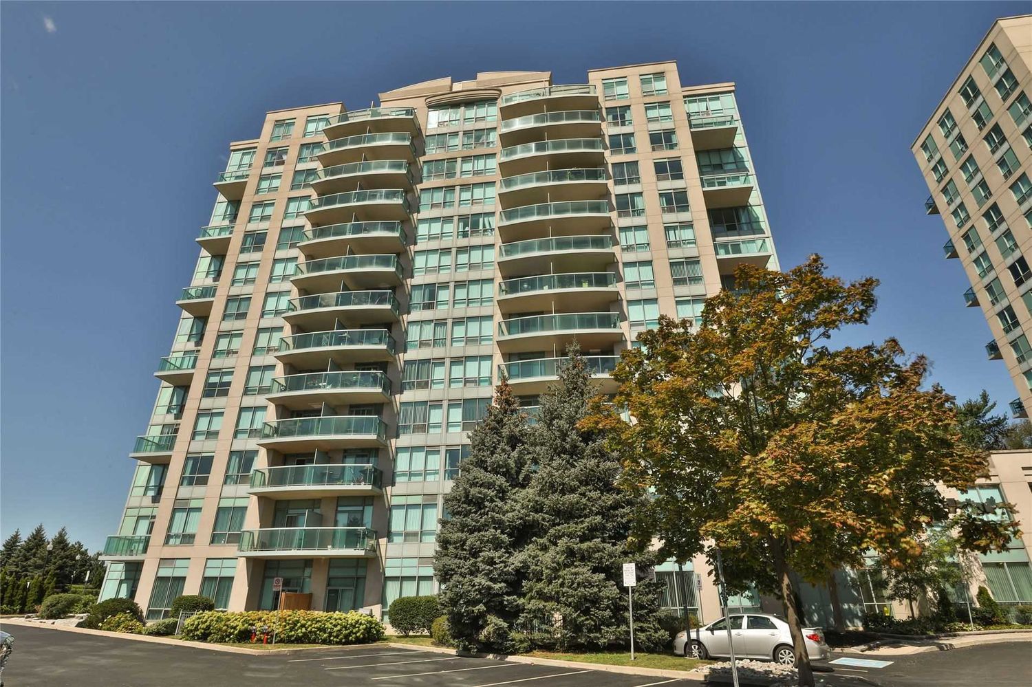 2585 Erin Centre Boulevard. Parkway Place Condos is located in  Mississauga, Toronto - image #2 of 3