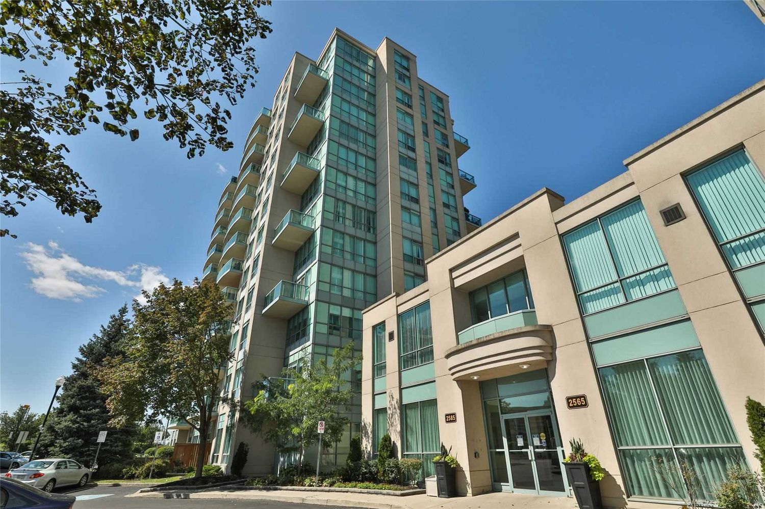 2585 Erin Centre Boulevard. Parkway Place Condos is located in  Mississauga, Toronto - image #3 of 3