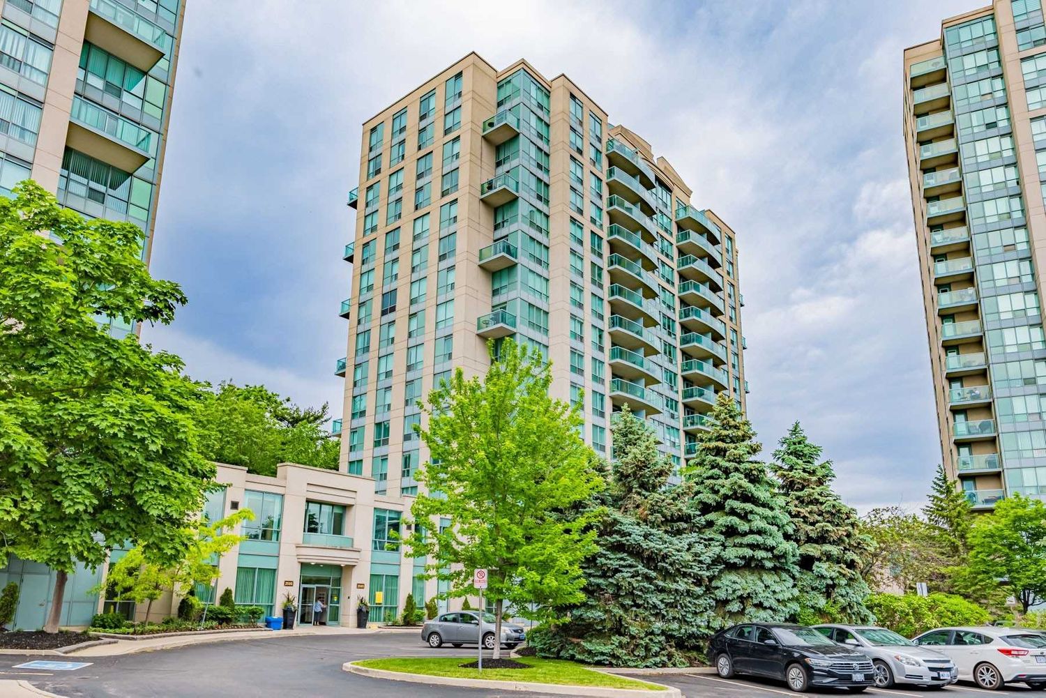 2565 Erin Centre Boulevard. Parkway Place II Condos is located in  Mississauga, Toronto - image #1 of 2