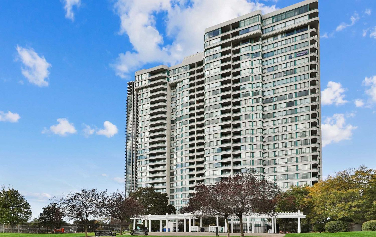 550 Webb Drive. Phoenix Condos is located in  Mississauga, Toronto - image #1 of 2