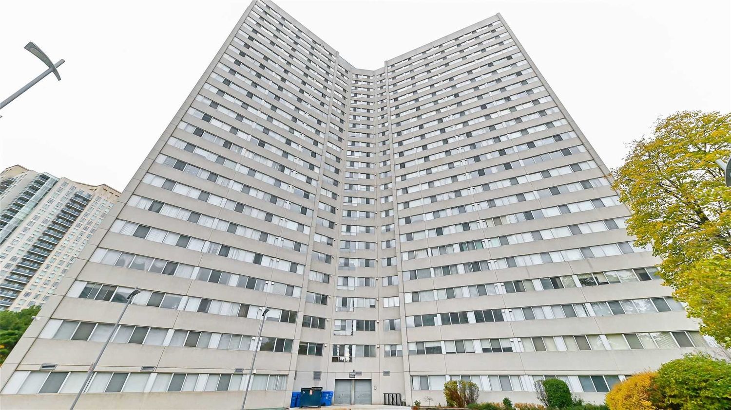 3700 Kaneff Crescent. Place Avant Condos is located in  Mississauga, Toronto - image #2 of 2