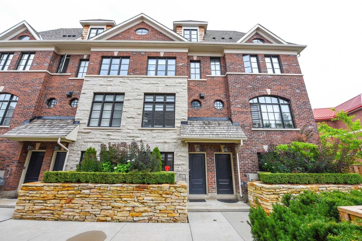 4382-4398 Mississauga Road. Queensborough Gate Townhomes is located in  Mississauga, Toronto - image #1 of 2