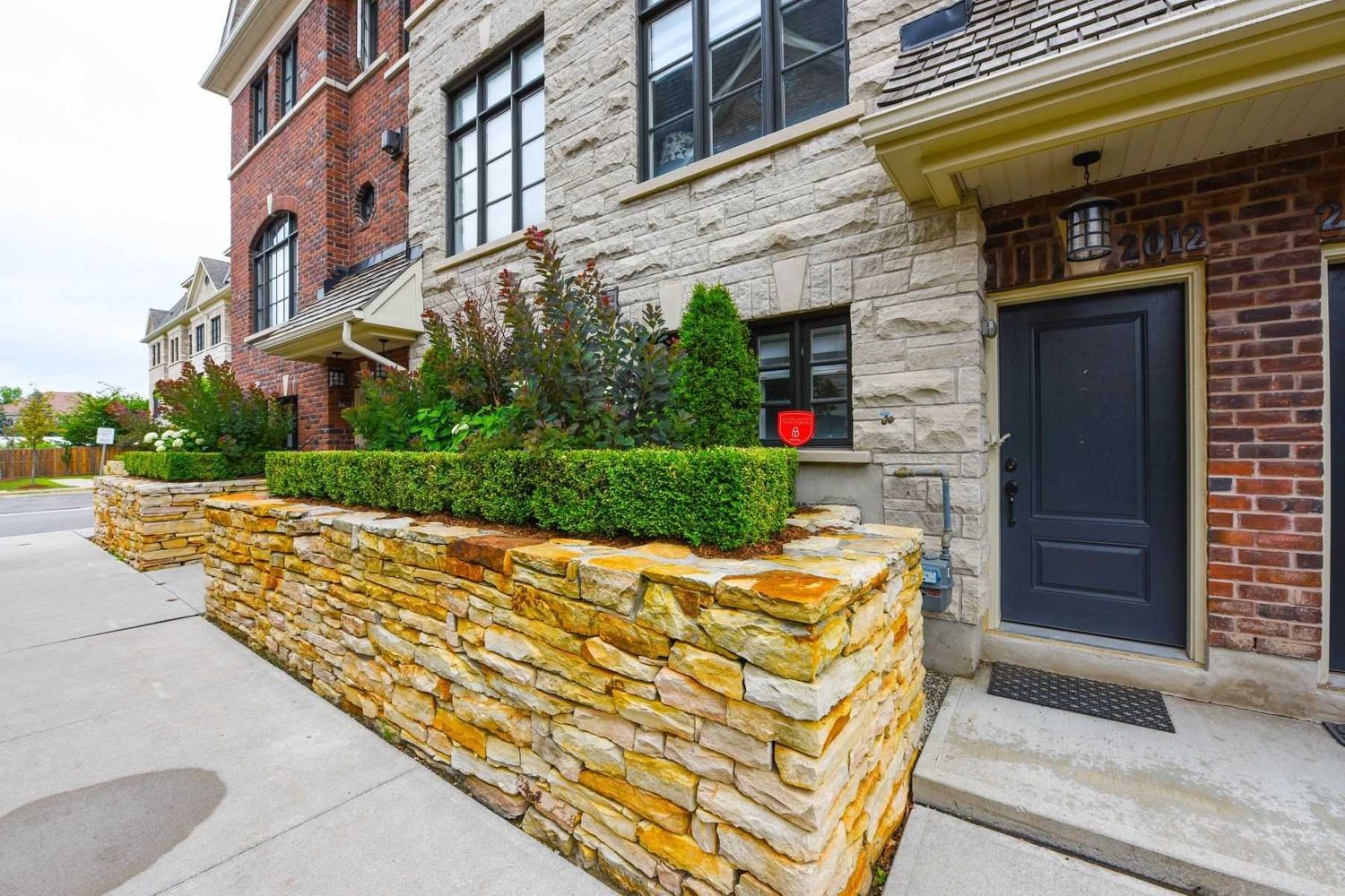 4382-4398 Mississauga Road. Queensborough Gate Townhomes is located in  Mississauga, Toronto - image #2 of 2