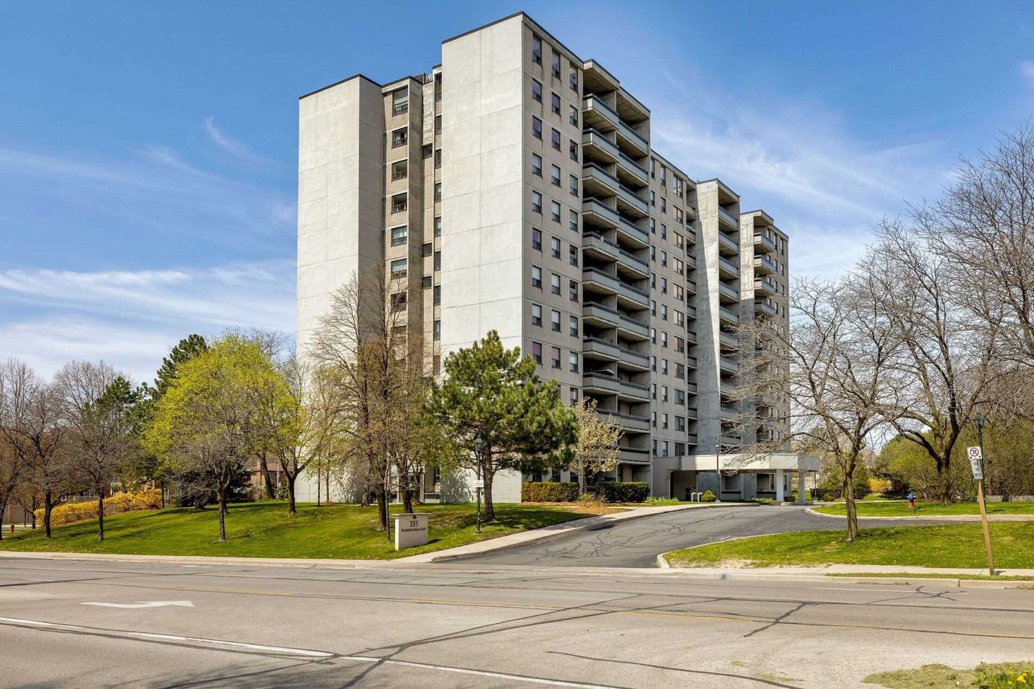 355 Rathburn Road E. Rathburn Towers Condos is located in  Mississauga, Toronto - image #3 of 3