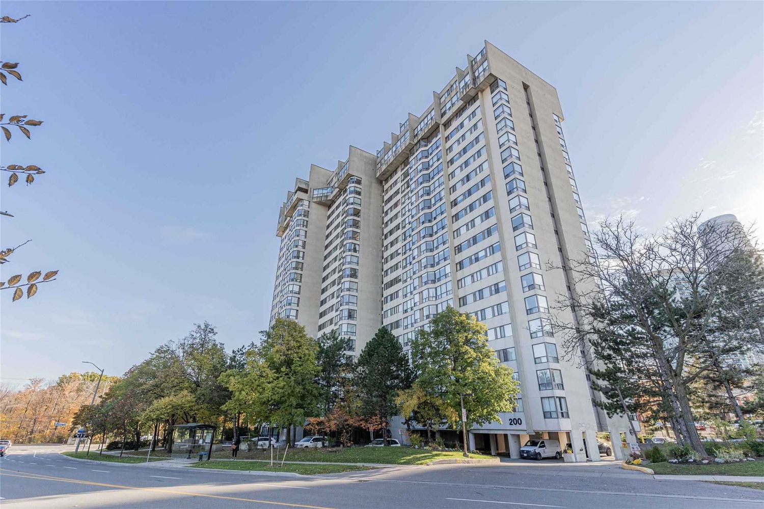 200 Robert Speck Parkway. Sherwood Towers Condos is located in  Mississauga, Toronto - image #1 of 4