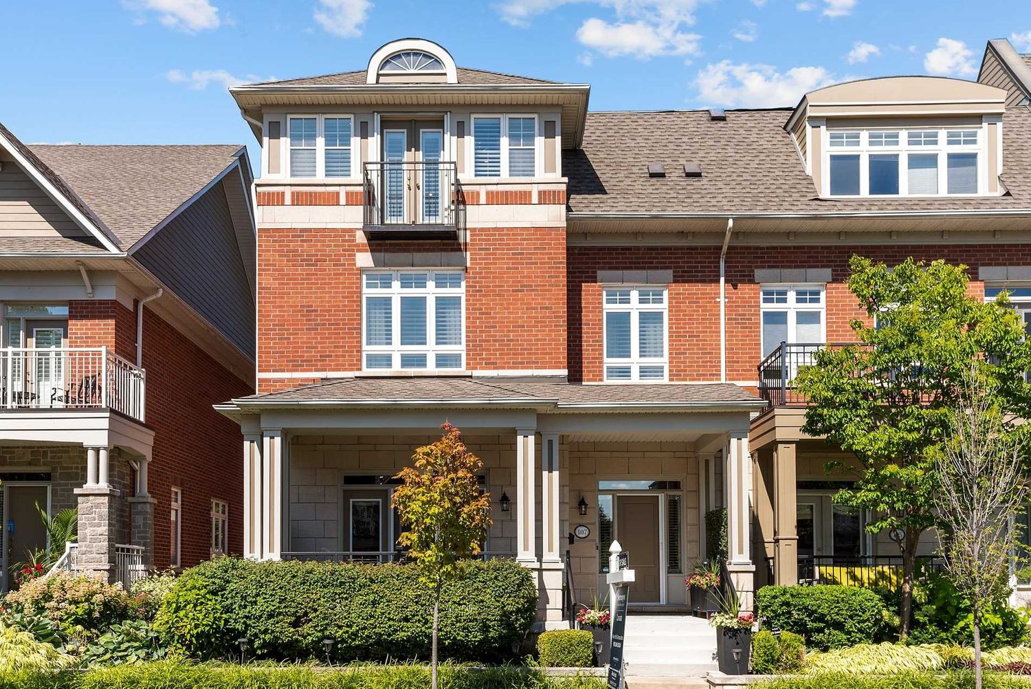 97-159 St Lawrence Drive. St Lawrence Drive Townhomes is located in  Mississauga, Toronto - image #2 of 2