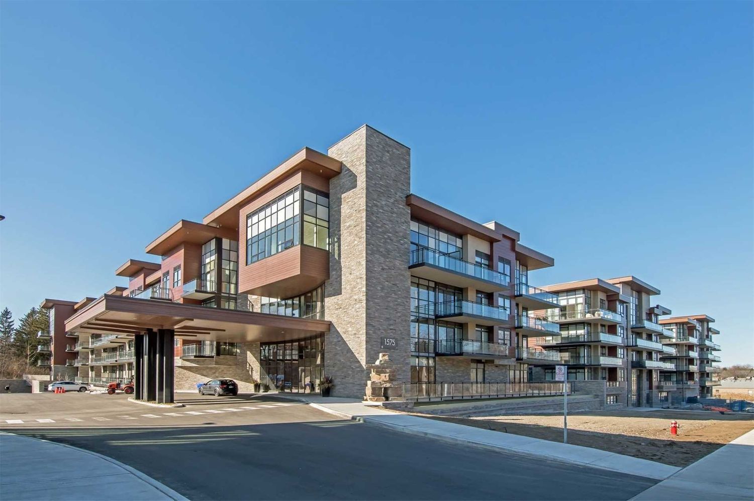 1575 Lakeshore Road W. The Craftsman Condos is located in  Mississauga, Toronto - image #2 of 3