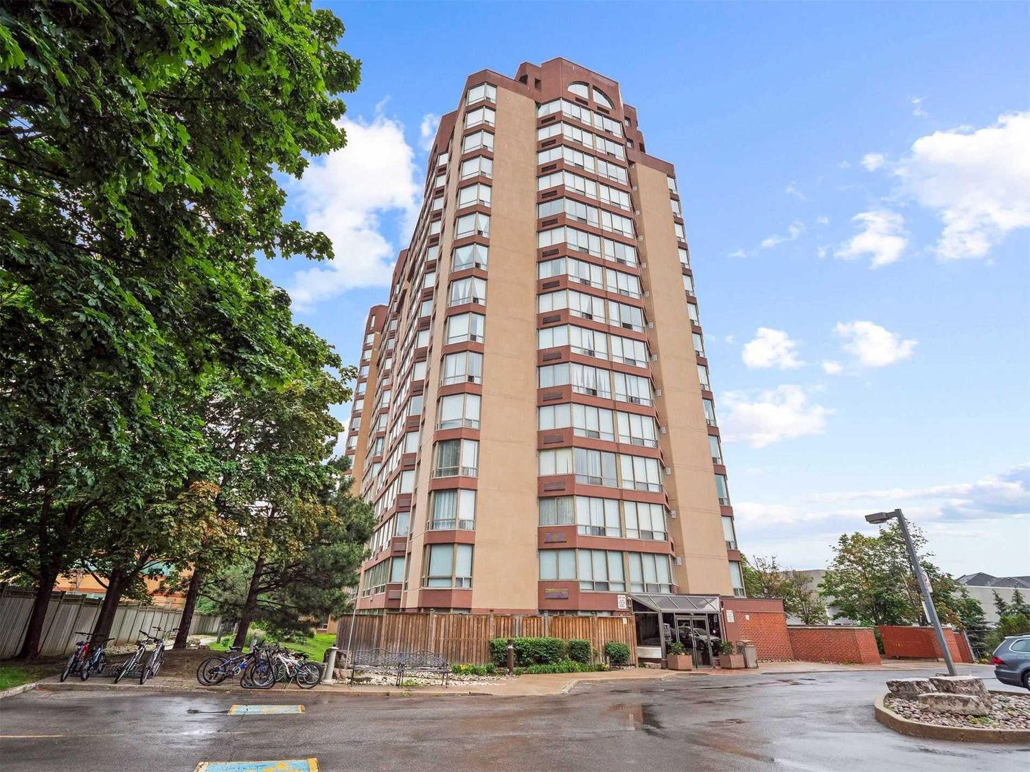 25 Fairview Road W. The Fairmont Condos is located in  Mississauga, Toronto - image #1 of 2