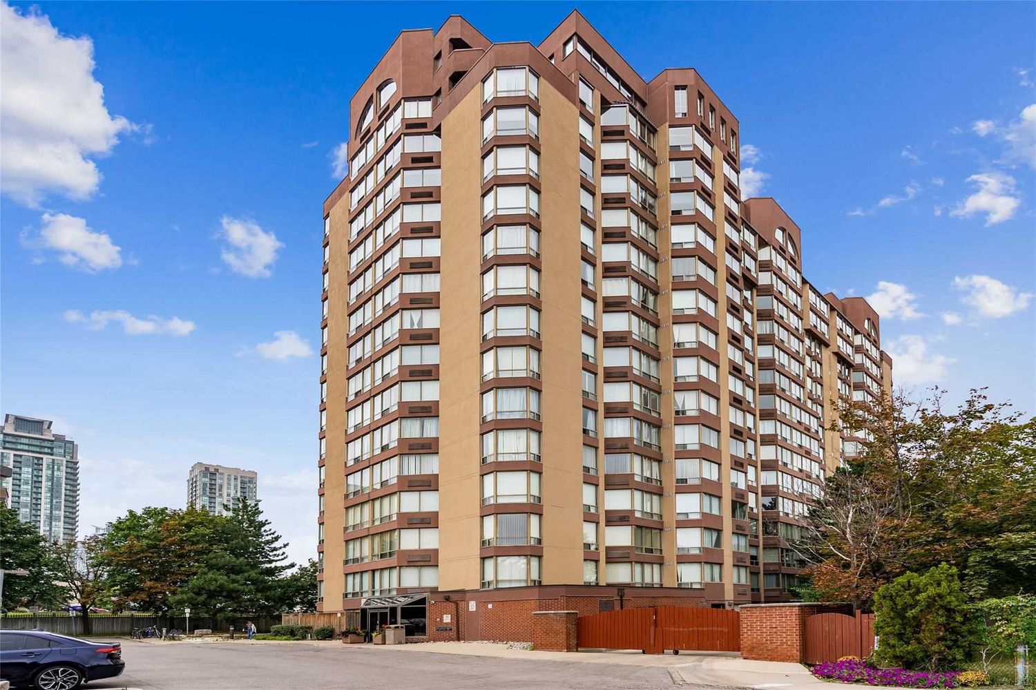 25 Fairview Road W. The Fairmont Condos is located in  Mississauga, Toronto - image #2 of 2