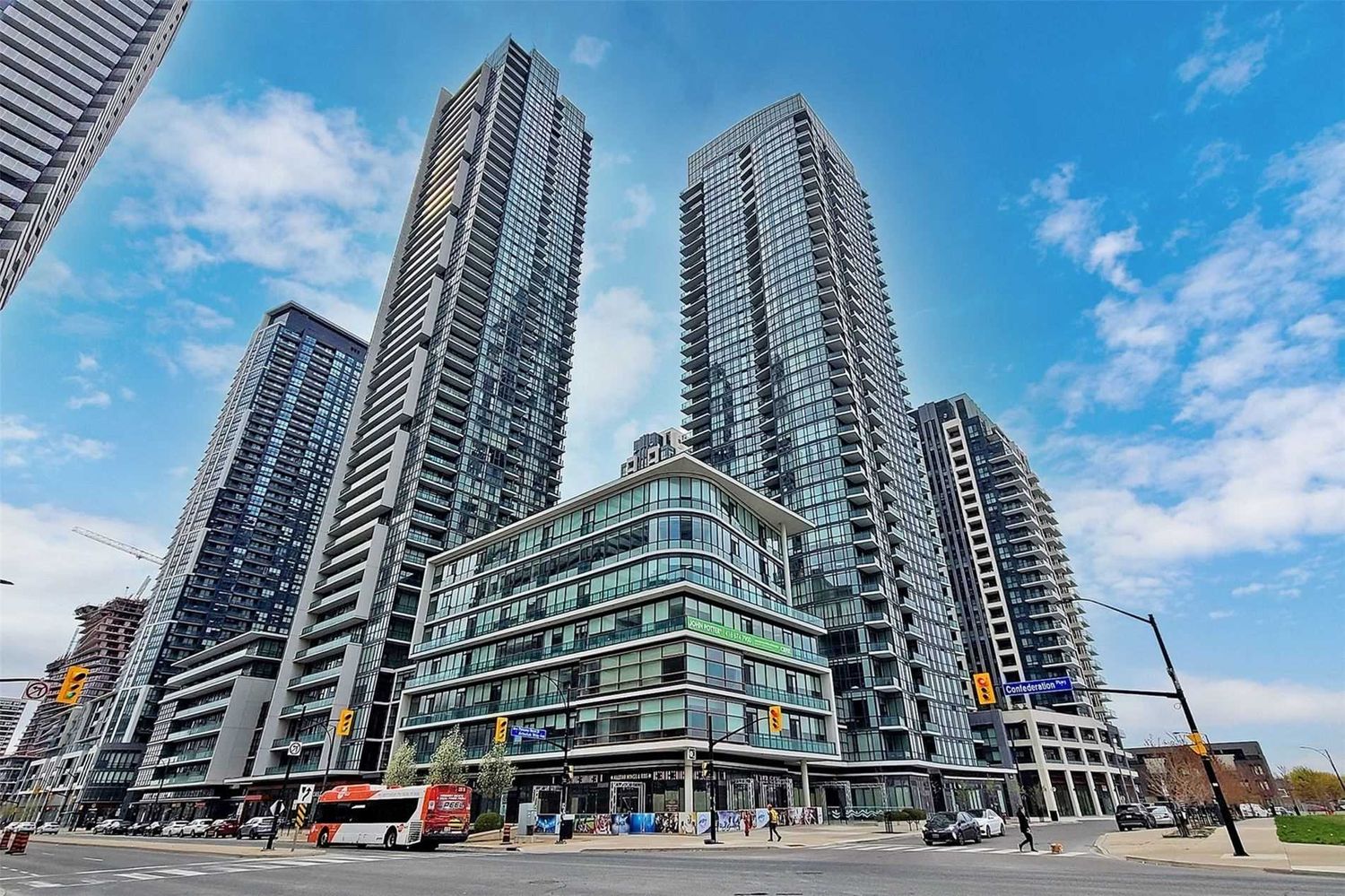 4070 Confederation Parkway. The Grand Residences at Parkside Village Condos is located in  Mississauga, Toronto - image #1 of 2