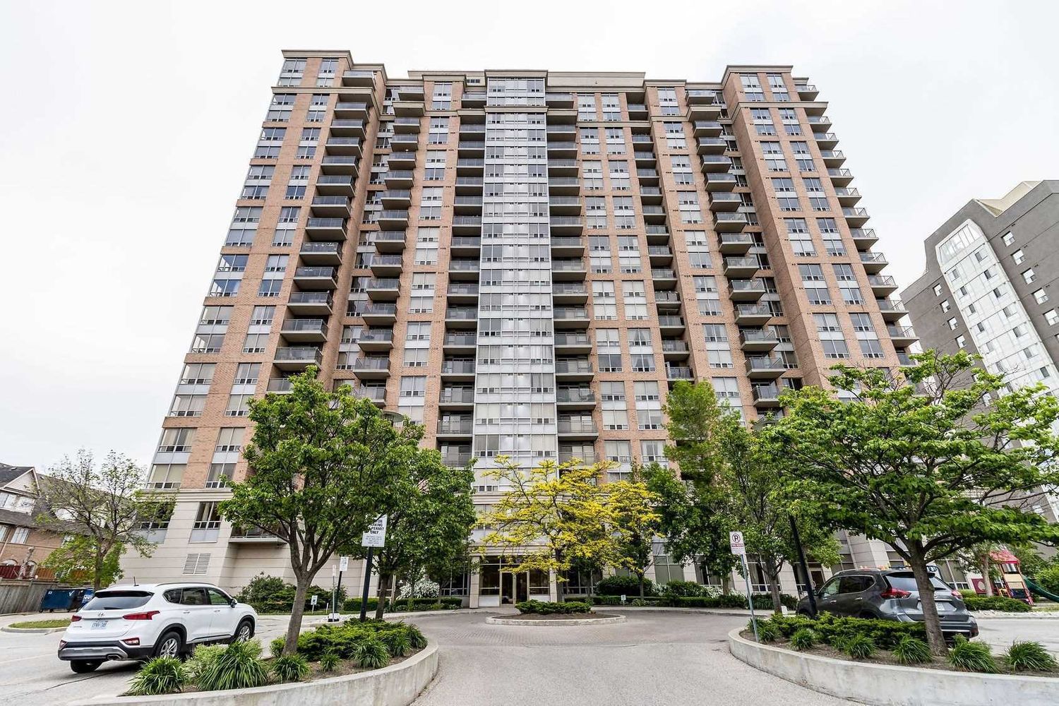 55 Strathaven Drive. The Residences of Strathaven Condos is located in  Mississauga, Toronto - image #1 of 2
