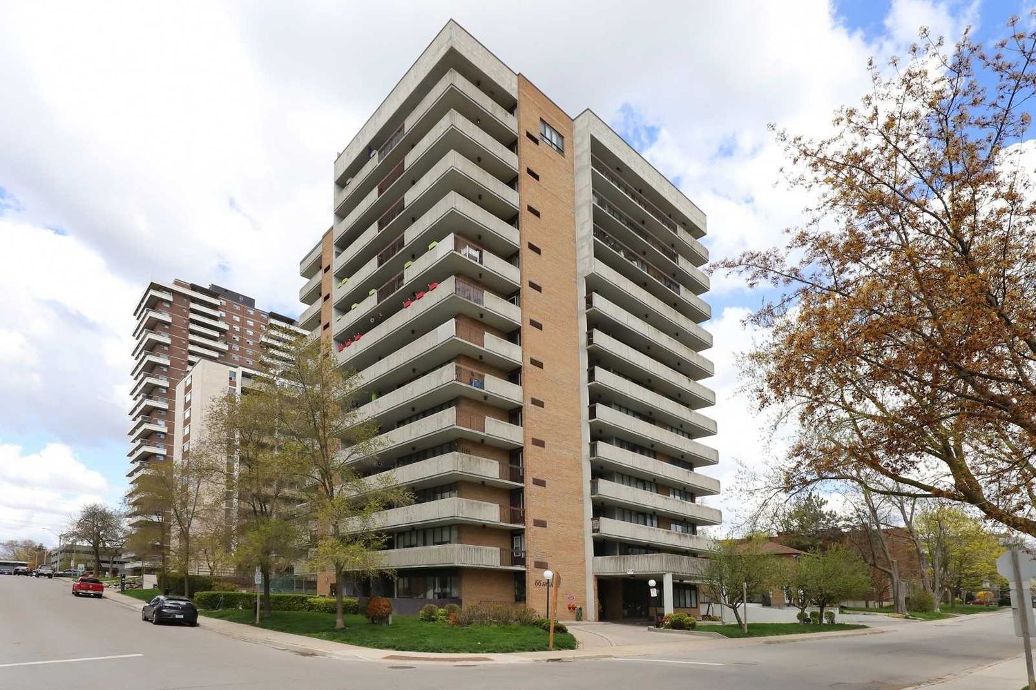 66 High Street E. The Royal Crest Condos is located in  Mississauga, Toronto - image #1 of 2