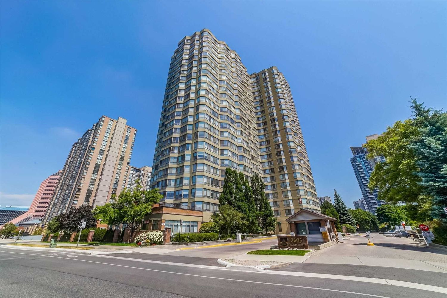 3567-3605 Kariya Drive. The Towne Condos is located in  Mississauga, Toronto - image #1 of 3