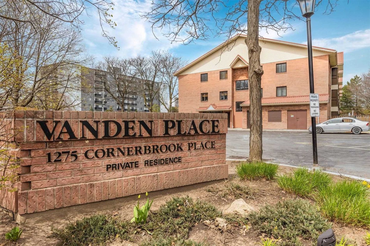 1275 Cornerbrook Place. Vanden Place Condos is located in  Mississauga, Toronto - image #1 of 3