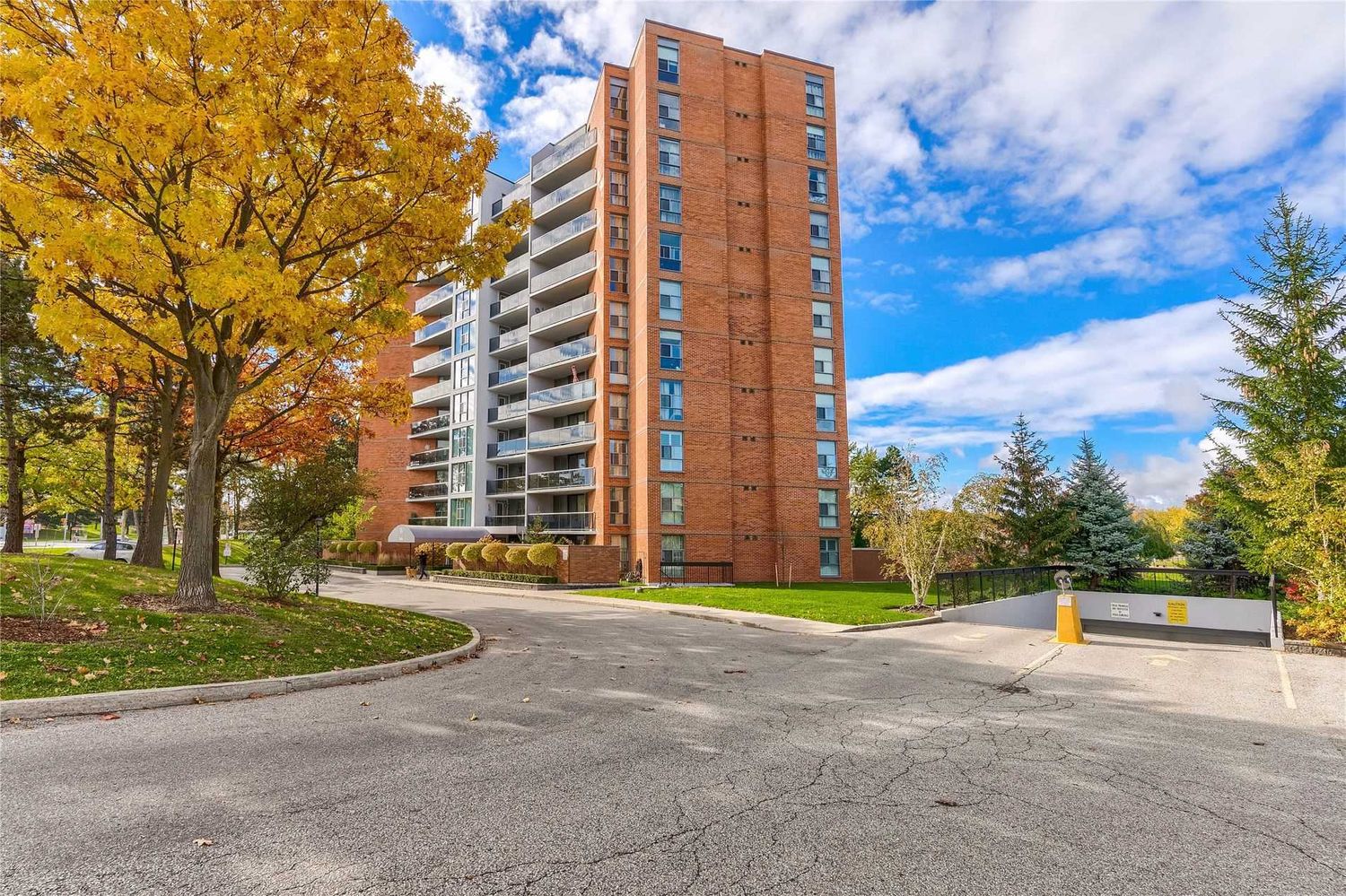 2665 Windwood Drive. Windwood Green Condos is located in  Mississauga, Toronto - image #1 of 3
