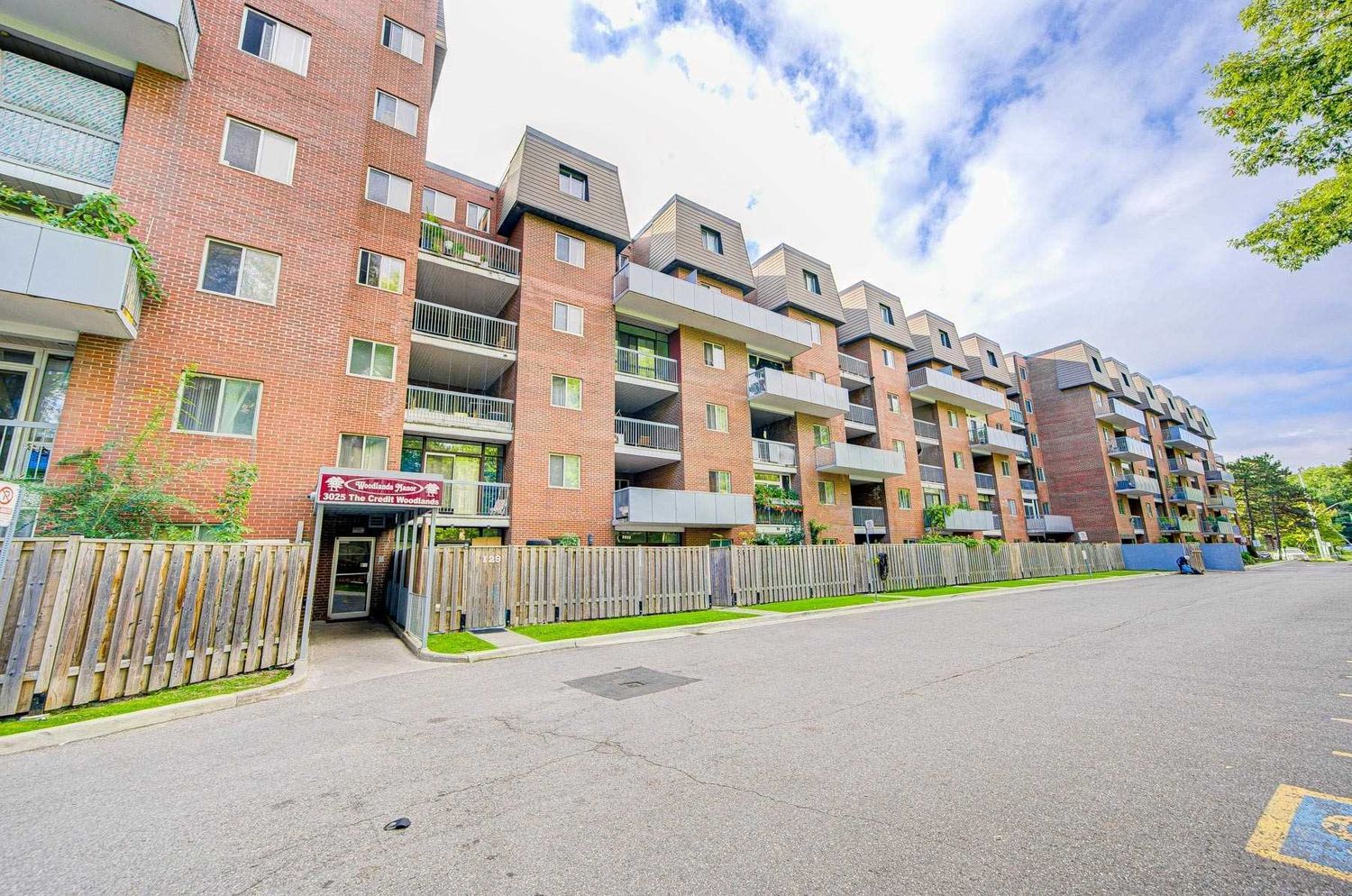 3025 The Credit Woodlands. Woodlands Manor Condos is located in  Mississauga, Toronto - image #1 of 2