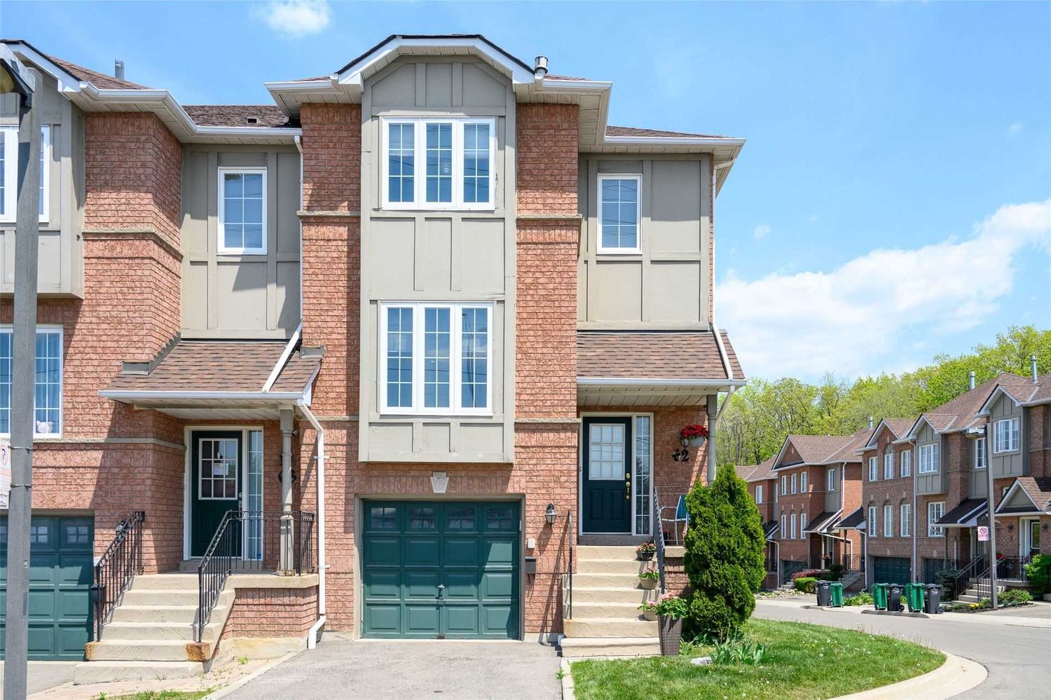 2398 Britannia Road W. Woodlands of Erin Mills Townhomes is located in  Mississauga, Toronto - image #1 of 2