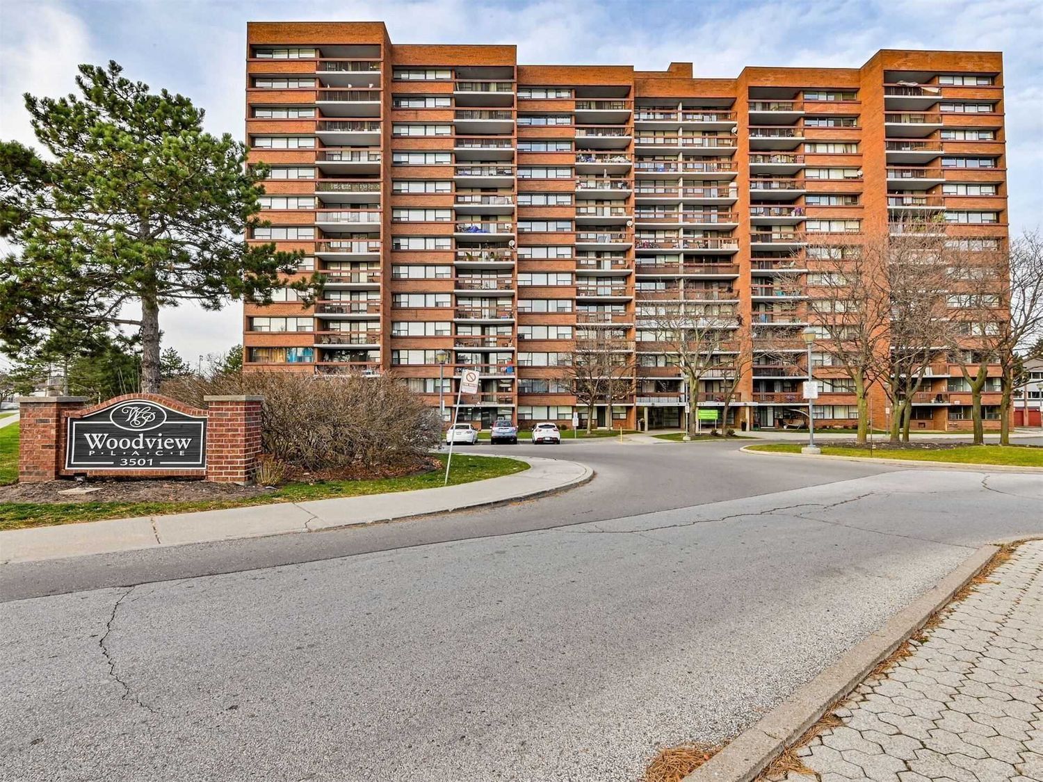 3501 Glen Erin Drive. Woodview Place Condos is located in  Mississauga, Toronto - image #1 of 2
