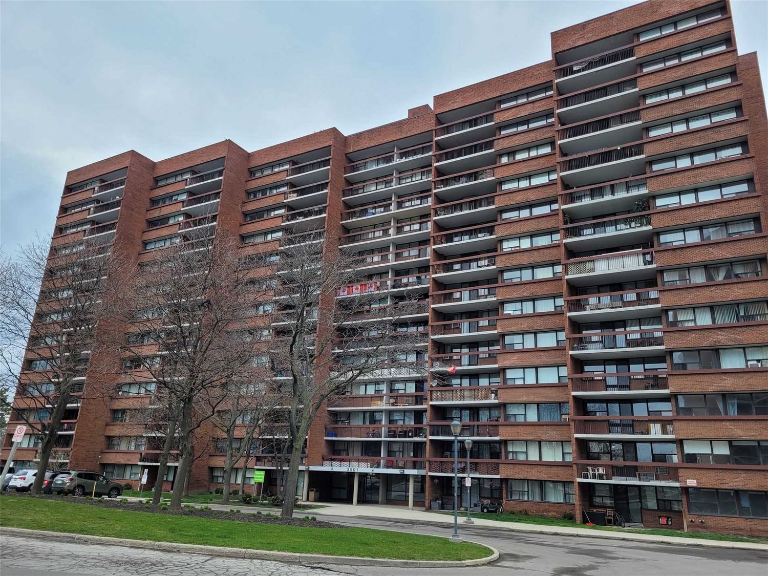 3501 Glen Erin Drive. Woodview Place Condos is located in  Mississauga, Toronto - image #2 of 2