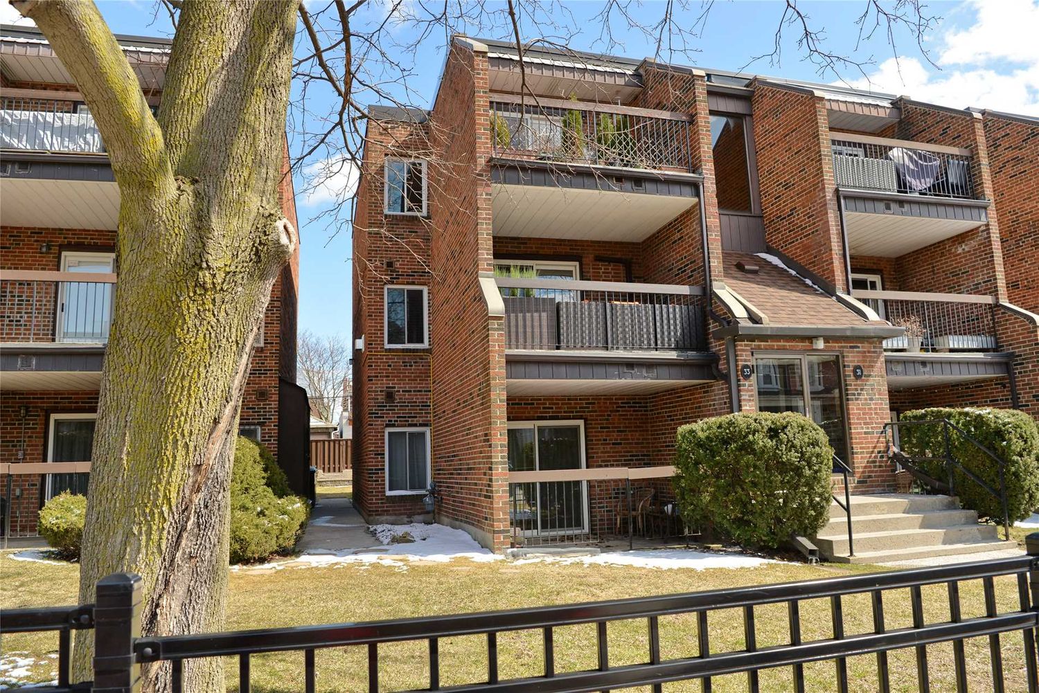 29-41 Eaton Avenue. 29-41 Eaton Avenue Condos is located in  East York, Toronto - image #1 of 3