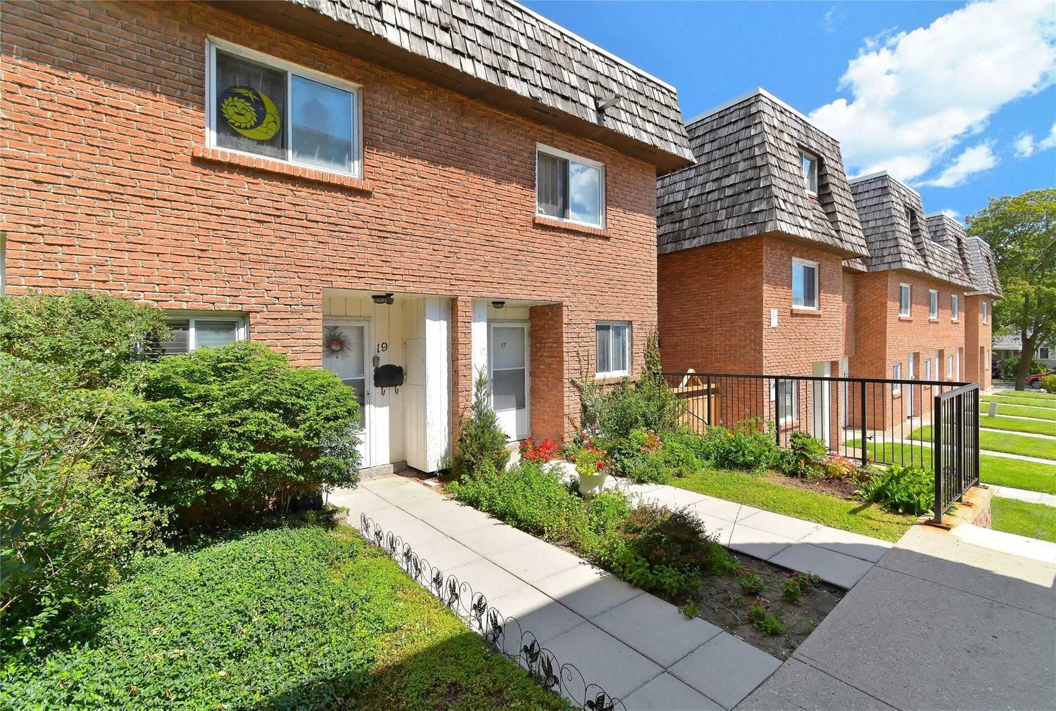 10 Rodda Boulevard. 10 Rodda Boulevard Townhomes is located in  Scarborough, Toronto - image #1 of 2