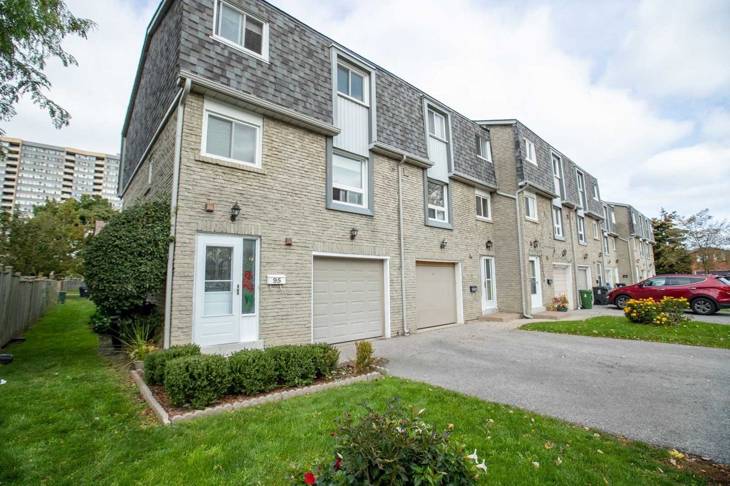 2 Stonehill Court. Stonehill Court Townhomes is located in  Scarborough, Toronto - image #1 of 2