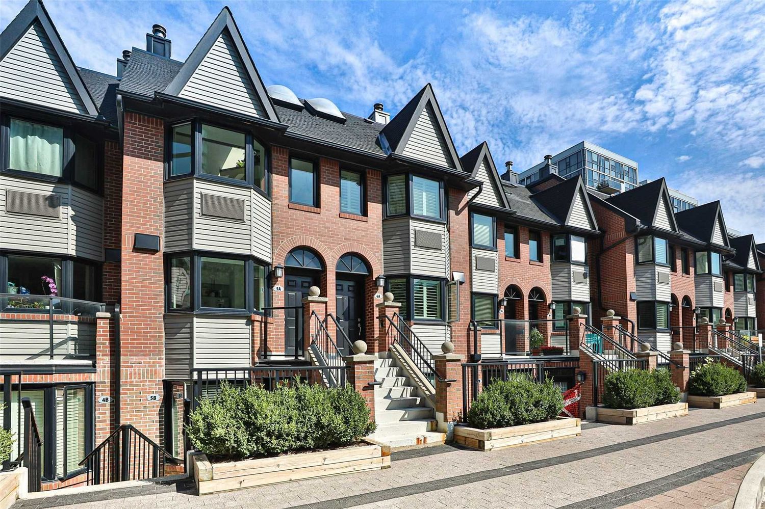 570 Wellington Street W. The Summit Complex Townhomes is located in  Downtown, Toronto - image #1 of 2