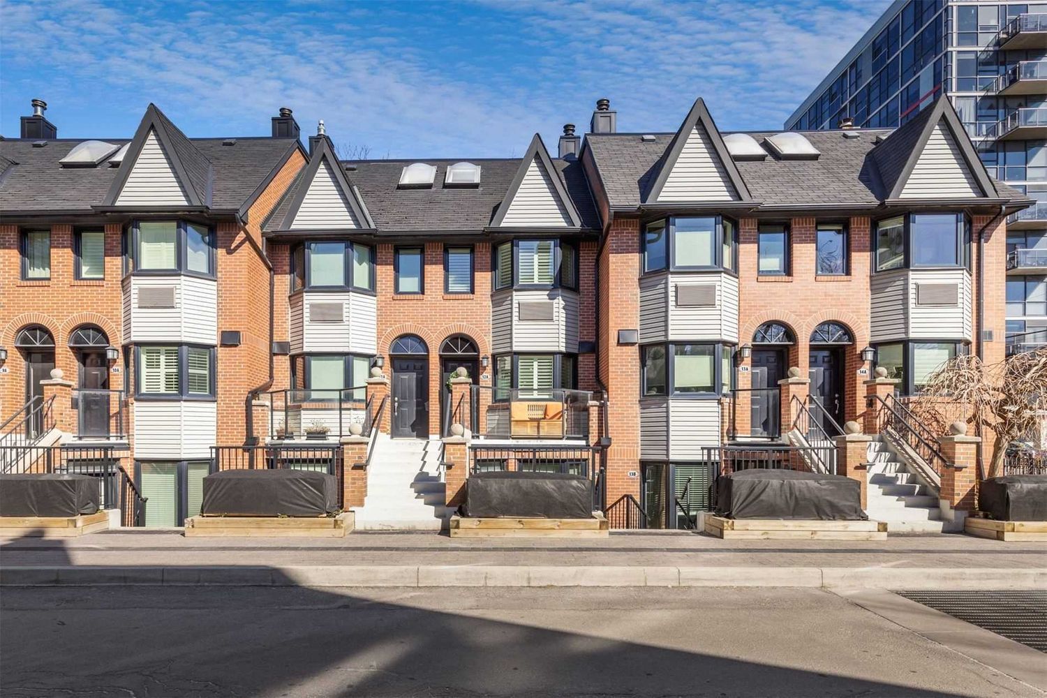 570 Wellington Street W. The Summit Complex Townhomes is located in  Downtown, Toronto - image #2 of 2
