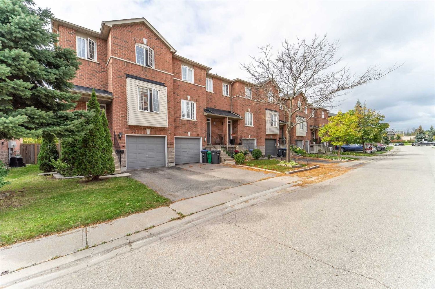 120 Railroad Street. 120 Railroad St Townhomes is located in  Brampton, Toronto - image #1 of 2