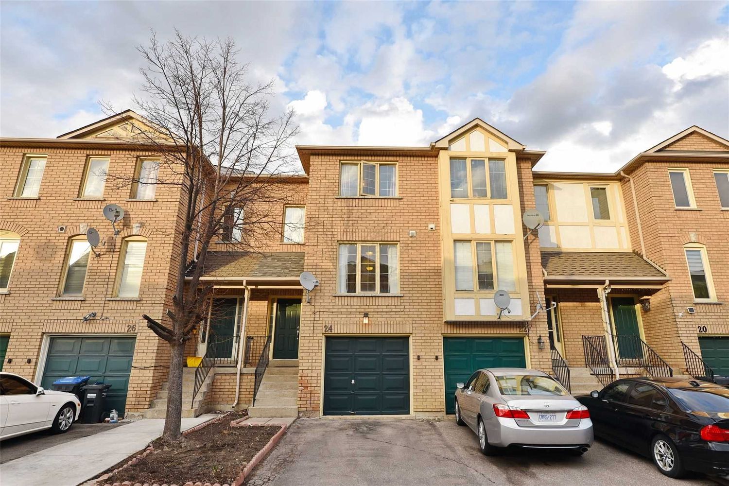 2 Sir Lou Drive. 2 Sir Lou Drive Townhomes is located in  Brampton, Toronto - image #1 of 2