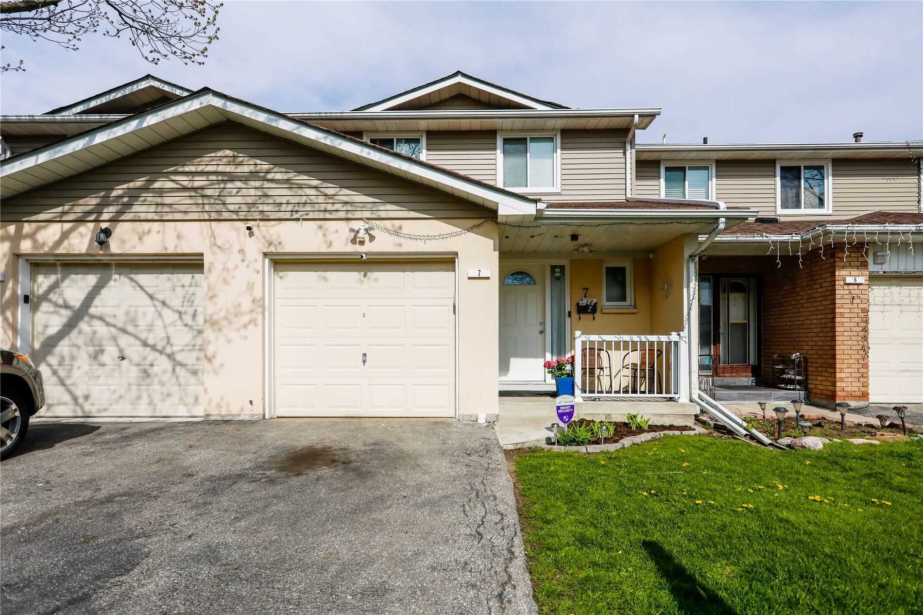 26 Carisbrooke Crt 21 Carisbrooke Court Townhomes 3 Beds + Den 3