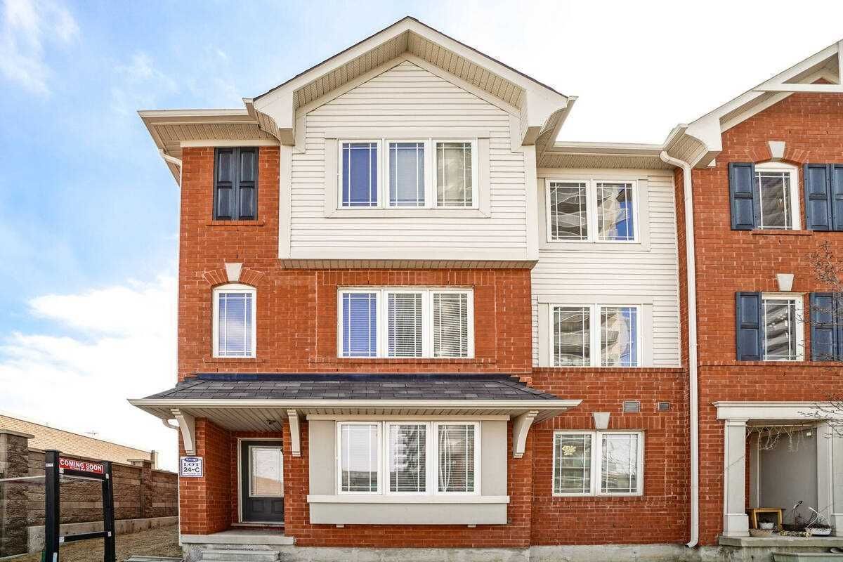 50 Hillcrest Avenue. 50 Hillcrest Ave Townhomes is located in  Brampton, Toronto - image #2 of 2