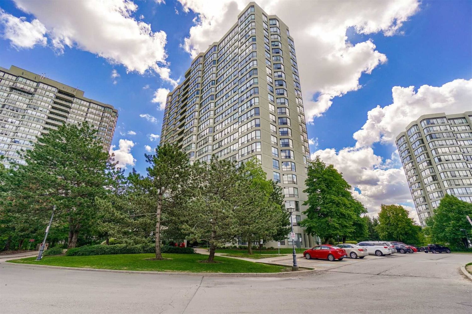 24 Hanover Road. Bellair Condominiums is located in  Brampton, Toronto - image #1 of 2