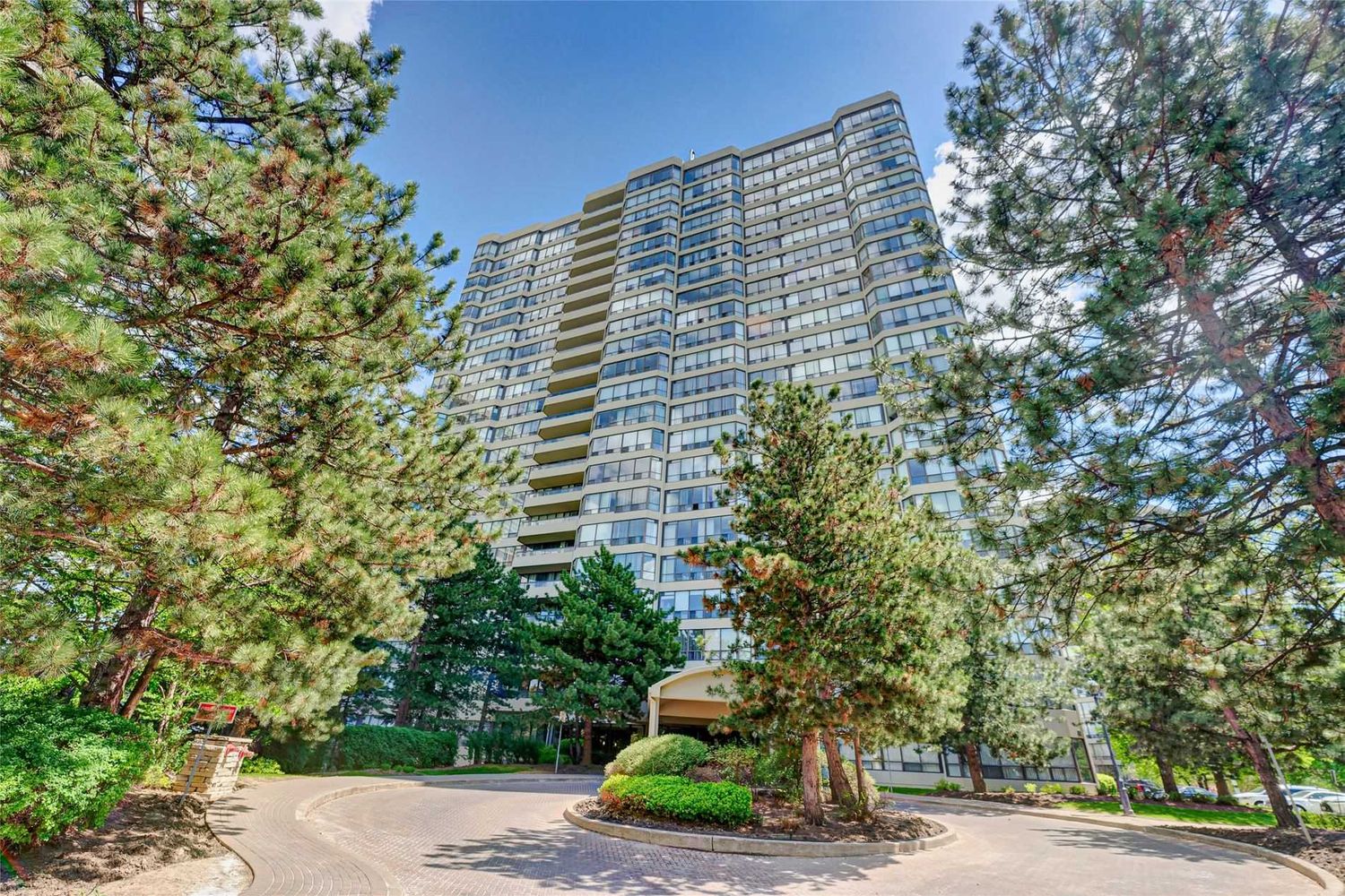 24 Hanover Road. Bellair Condominiums is located in  Brampton, Toronto - image #2 of 2