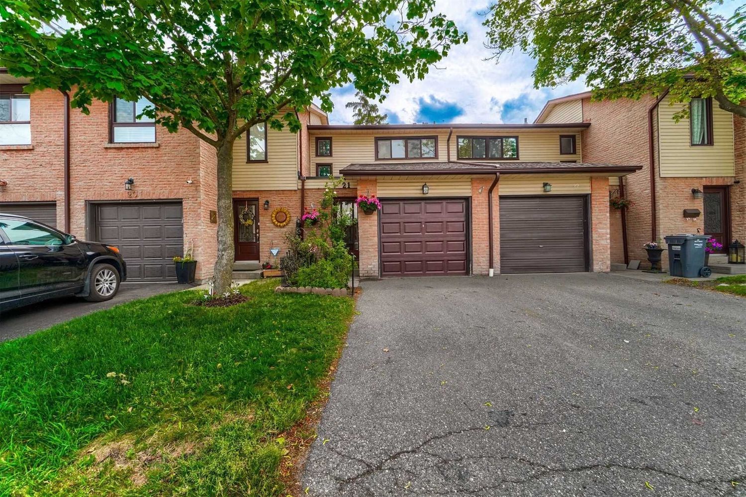 2-51 Collins Crescent. Collins Crescent Townhomes is located in  Brampton, Toronto - image #1 of 2