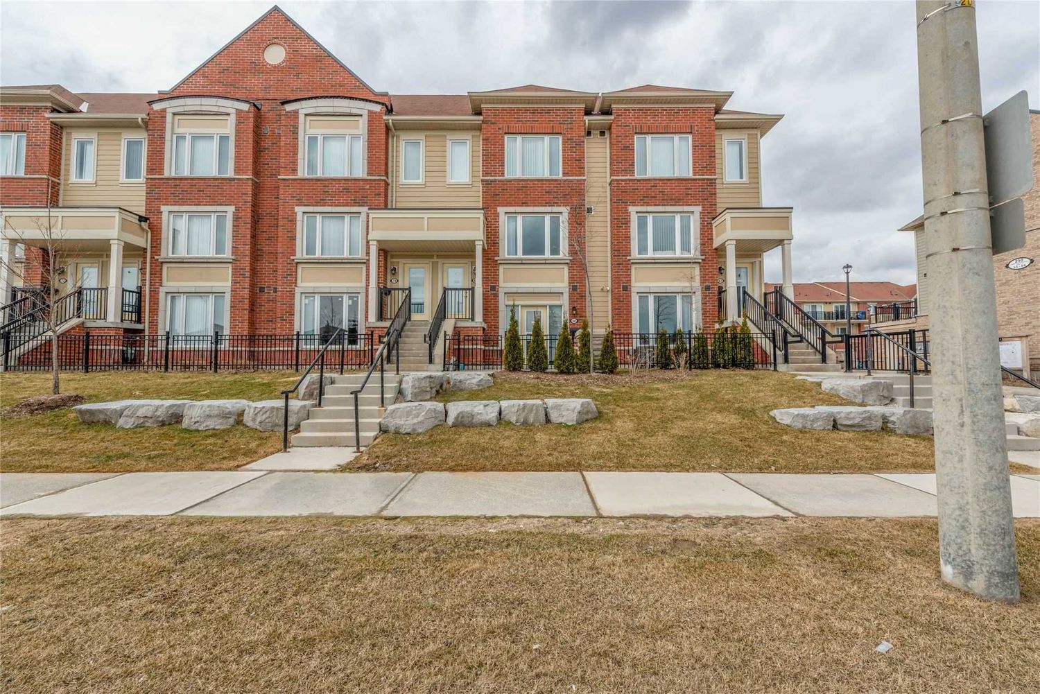 250 Sunny Meadow Boulevard. Sunny Meadow Townhomes is located in  Brampton, Toronto - image #2 of 3