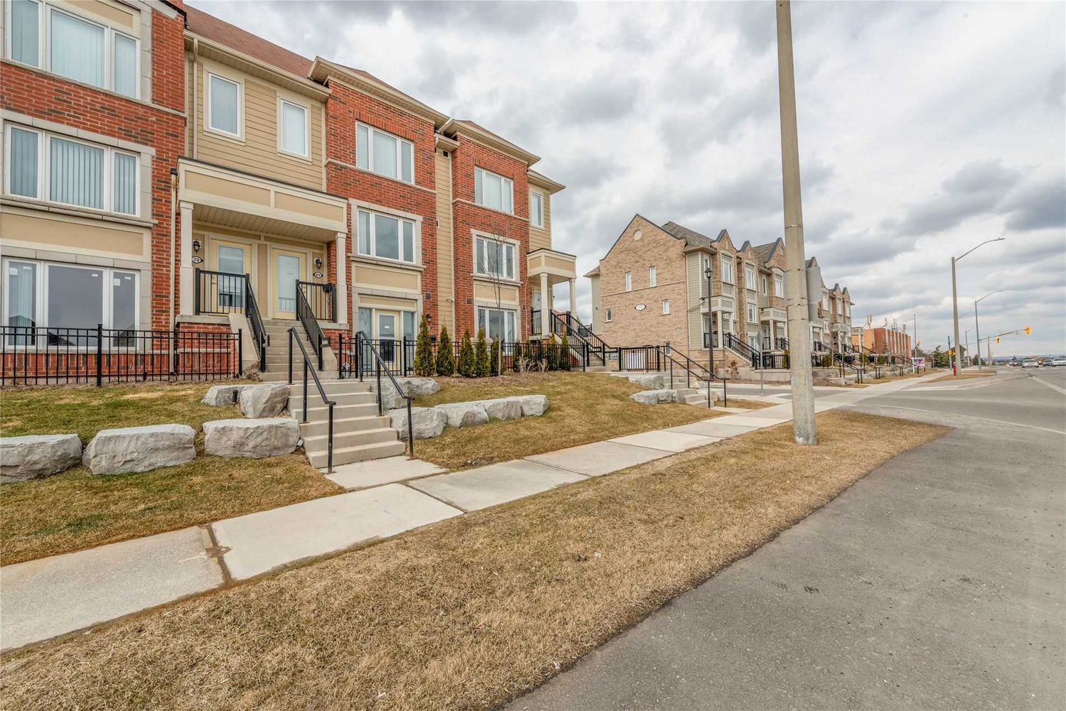 250 Sunny Meadow Boulevard. Sunny Meadow Townhomes is located in  Brampton, Toronto - image #3 of 3
