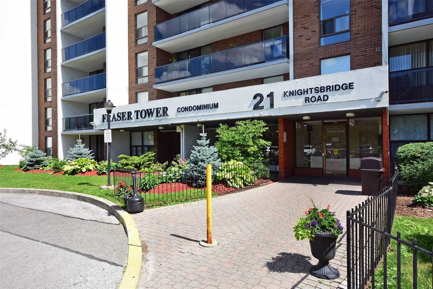 21 Knightsbridge Road. Fraser Towers Condos is located in  Brampton, Toronto - image #2 of 2