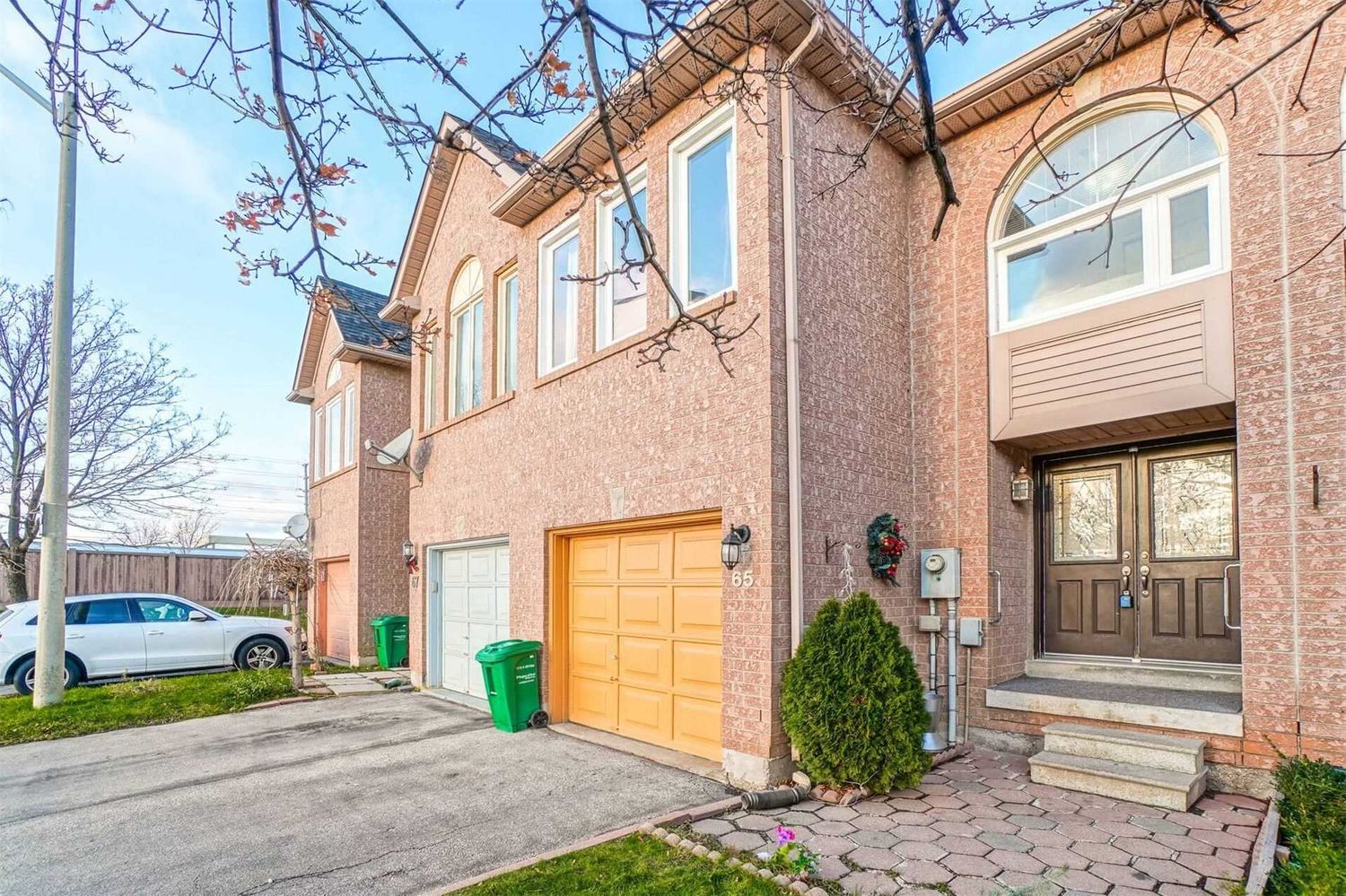 26-38 Cedarwood Crescent. Goldenlight Circle Townhomes is located in  Brampton, Toronto - image #1 of 2