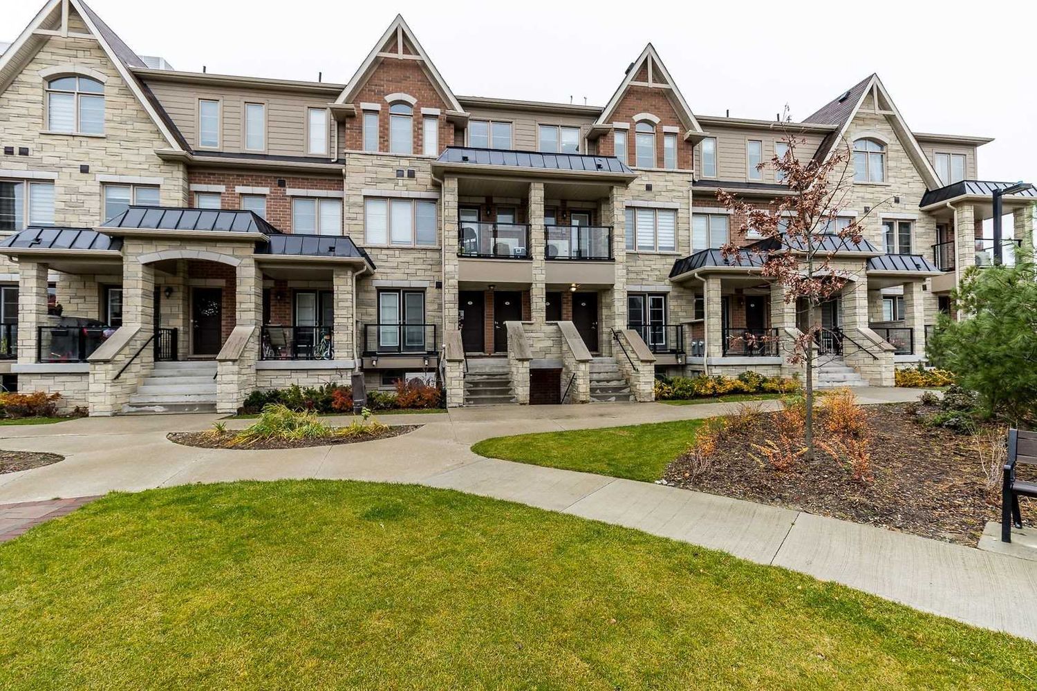 200 Veterans Drive. Newtowns at Mount Pleasant Townhomes is located in  Brampton, Toronto - image #1 of 3