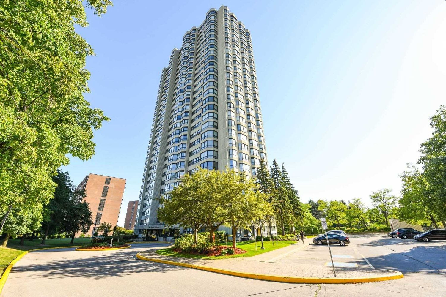 8 Lisa Street. Ritz Towers Condos is located in  Brampton, Toronto - image #1 of 2