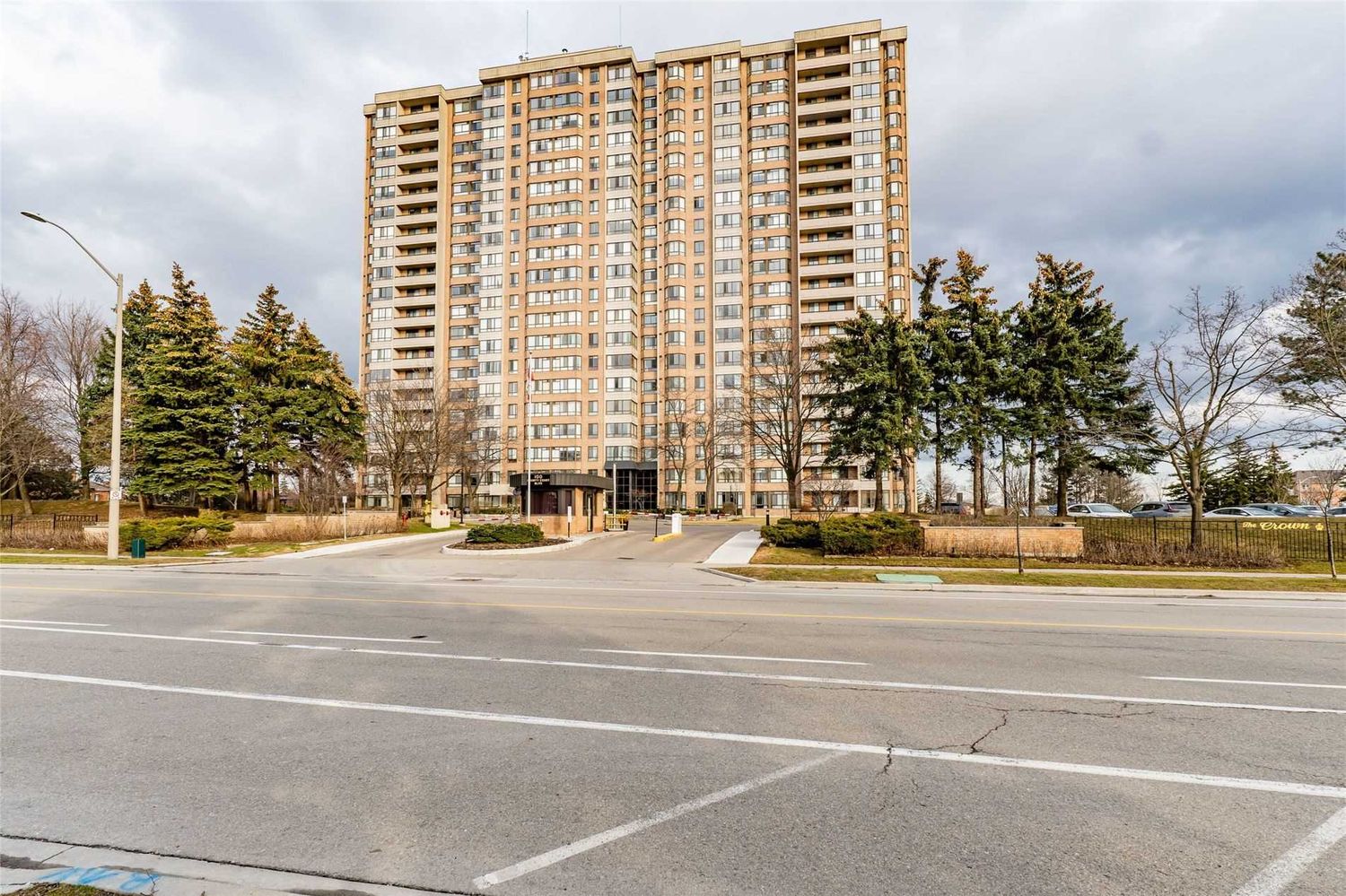 100 County Court Boulevard. The Crown East Condos is located in  Brampton, Toronto - image #1 of 2