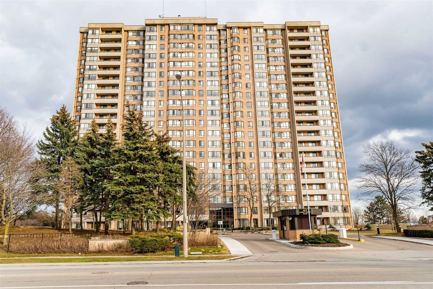 100 County Court Boulevard. The Crown East Condos is located in  Brampton, Toronto - image #2 of 2