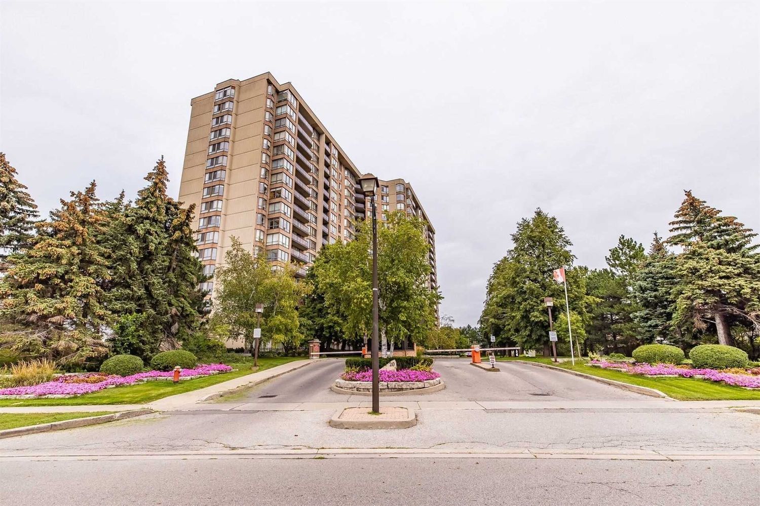 20 Cherrytree Drive. The Crown West Condos is located in  Brampton, Toronto - image #1 of 2